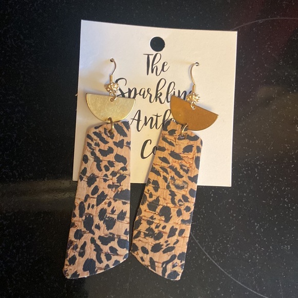 Leopard leather dangle earrings - Picture 2 of 3